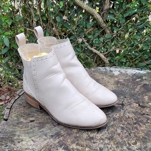 Women Beige Chelsea Boots By American Eagle Outfitters Size 7